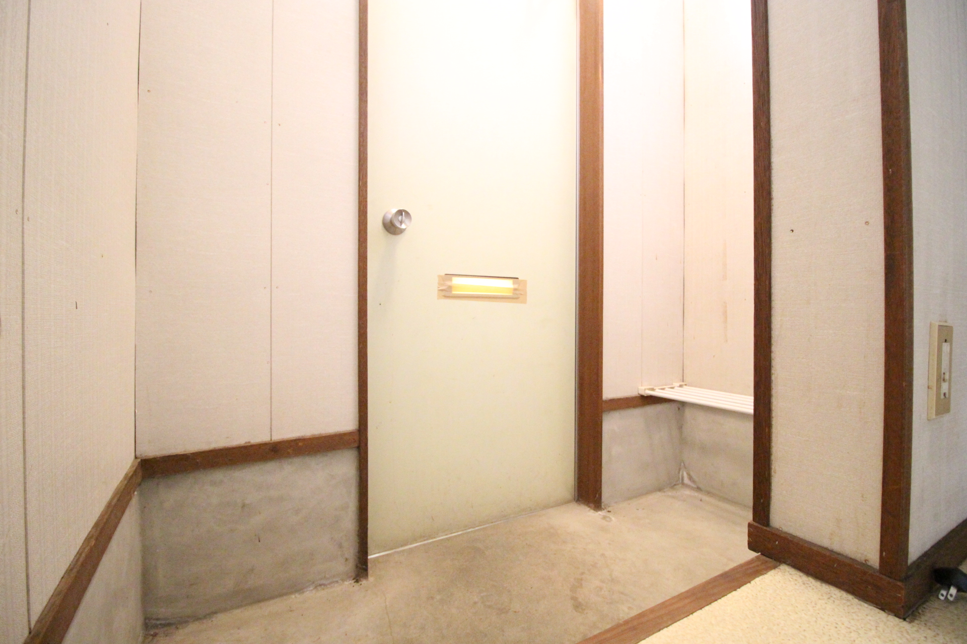 その他部屋・スペース　キッチン側からの玄関です(*^^*)