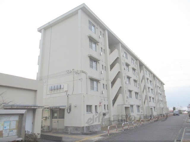 甲賀市水口町笹が丘のマンションの建物外観