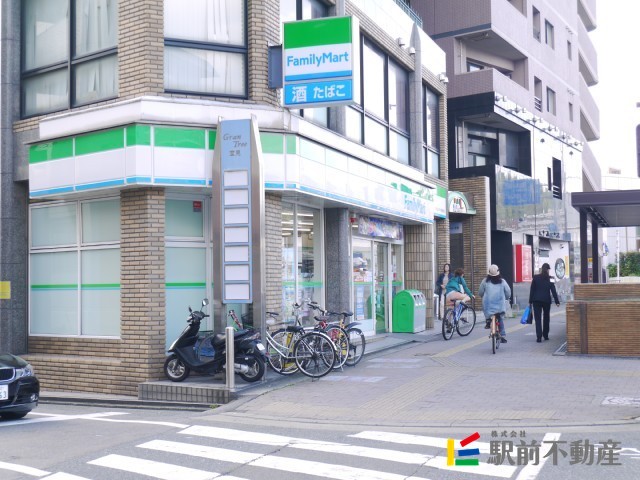 コンビニ　ファミリーマート早良区室見駅前店（コンビニ）まで200m