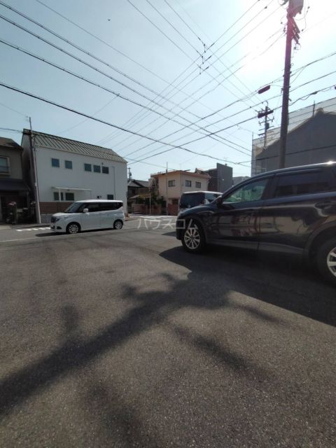 【名古屋市南区三条のアパートの駐車場】