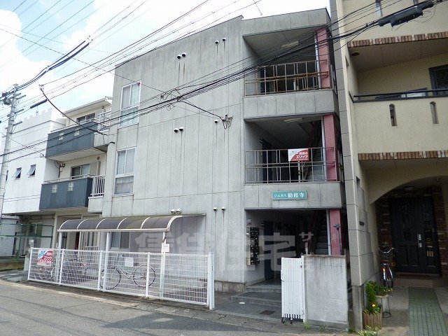 京都市山科区椥辻平田町のマンションの建物外観