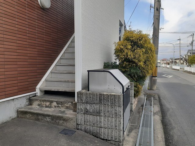 【大和高田市東雲町のアパートのエントランス】