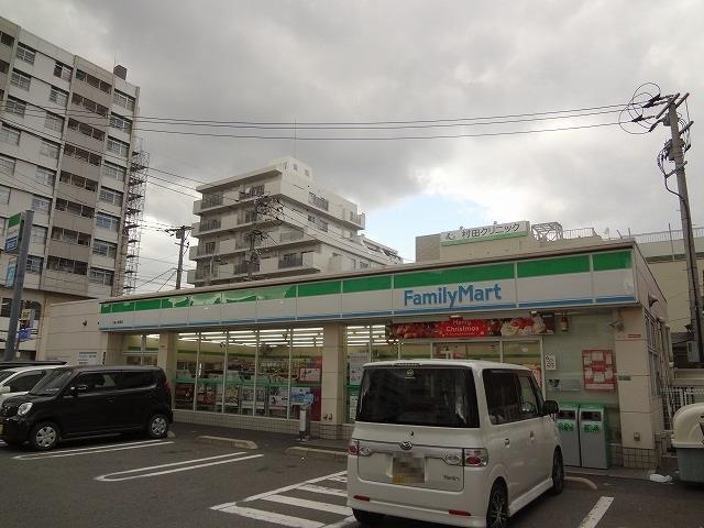 【サンビーム三萩野駅前のコンビニ】