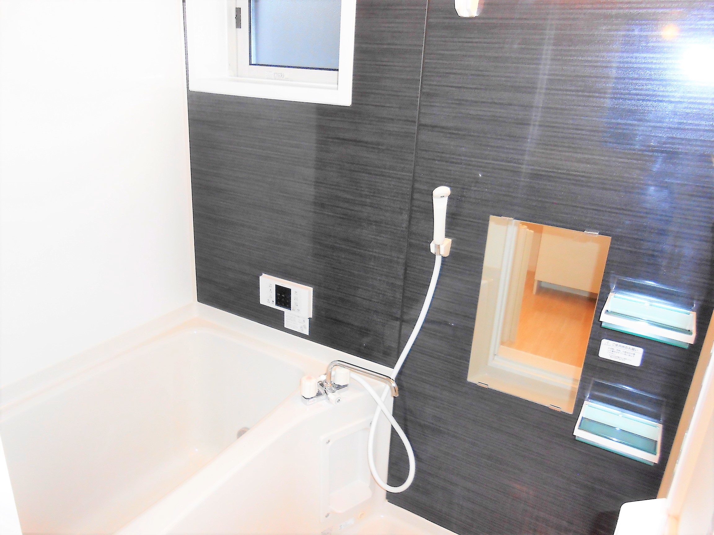 バス・シャワールーム　追い焚き付の浴室。窓付きで換気も出来ますね