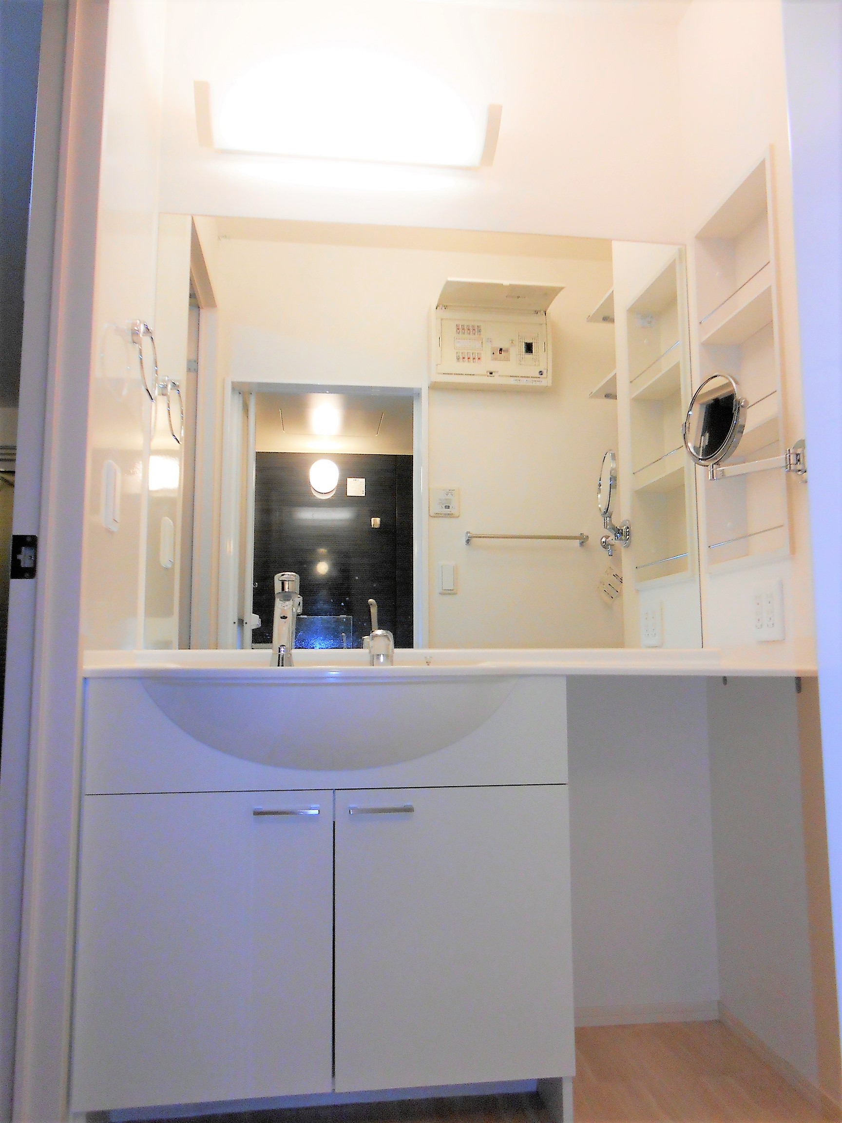 洗面設備　大きな洗面台は人気のある設備です！