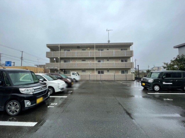 【浜松市浜名区三ヶ日町岡本のマンションの駐車場】