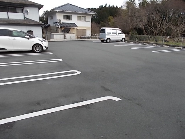 【ブライト岡崎の駐車場】