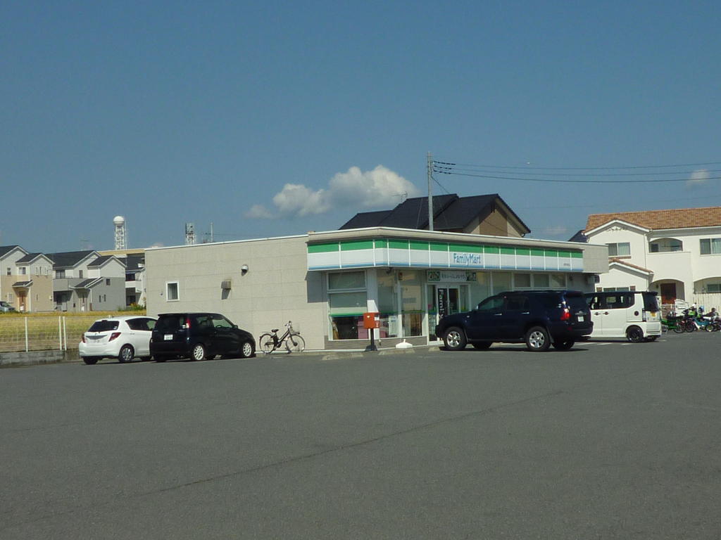 コンビニ　ファミリーマート吉岡下野田店（コンビニ）まで581m