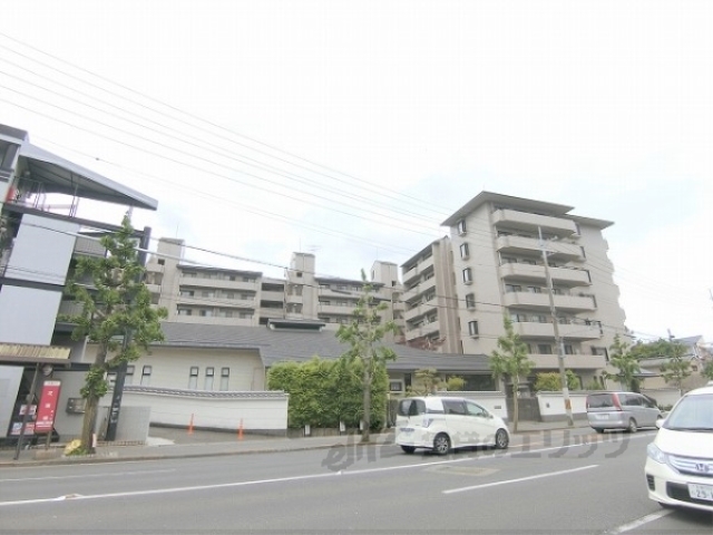 京都市左京区上高野西氷室町のマンションの建物外観