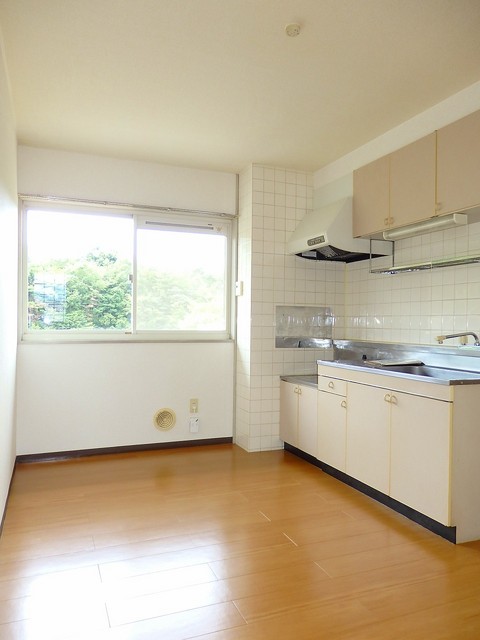 居室・リビング　同物件別室