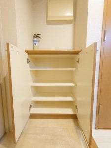 玄関　※写真は類似間取り別部屋。色味等異なる場合があります。