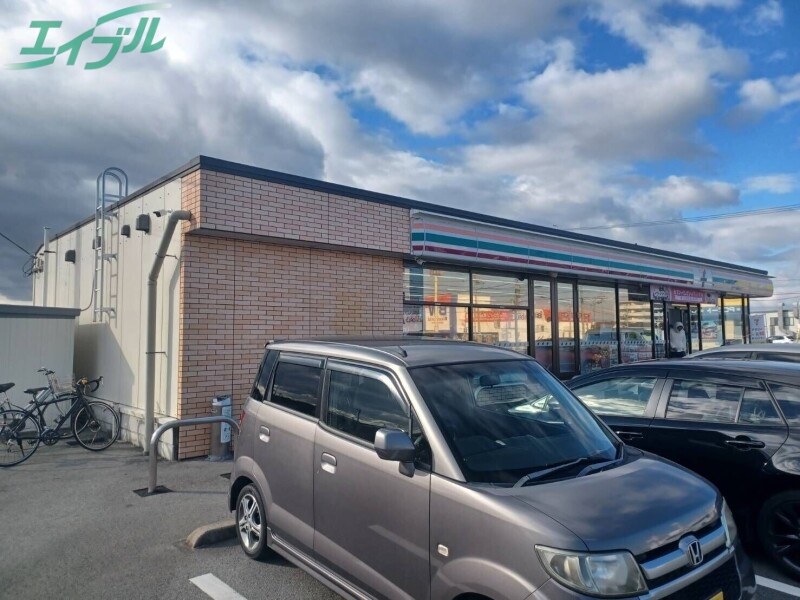 コンビニ　セブンイレブン津市高茶屋小森町店（コンビニ）まで607m