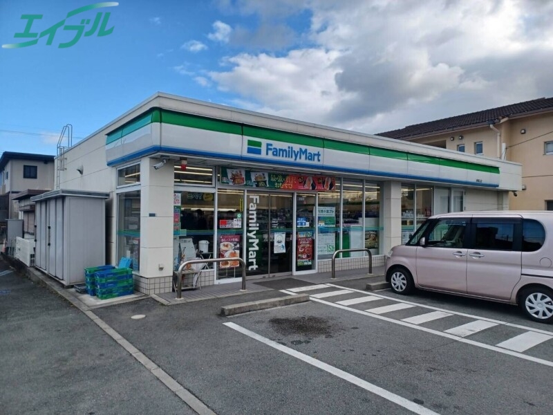 コンビニ　ファミリーマート津城山店（コンビニ）まで775m