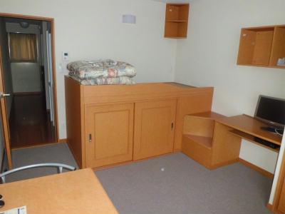 居室・リビング　短期契約の場合、布団が付きます。