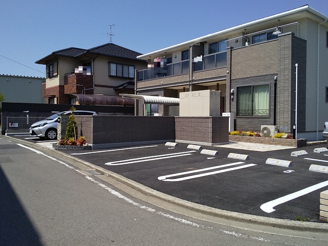 【松山市土居町のアパートの駐車場】