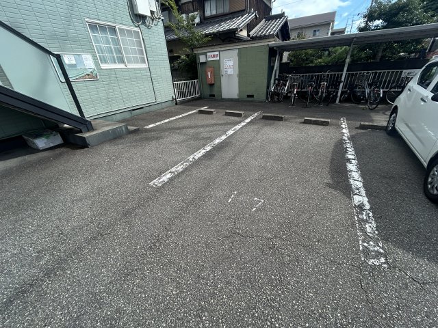 【姫路市亀山のアパートの駐車場】