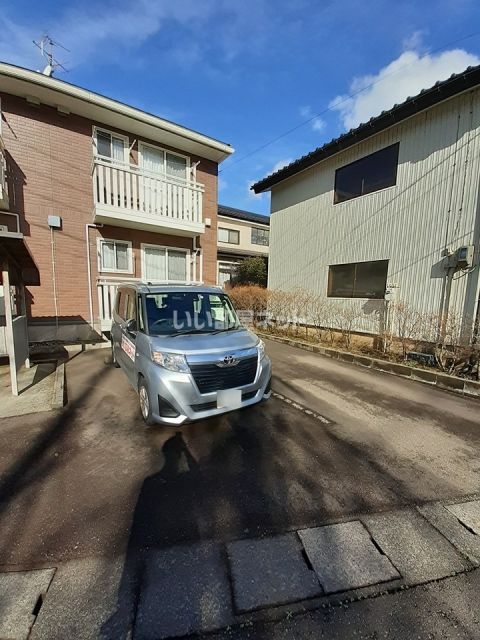 【上越市柿崎区柿崎のアパートの駐車場】