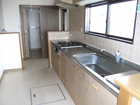 キッチン　３口ガスコンロ付流し台。