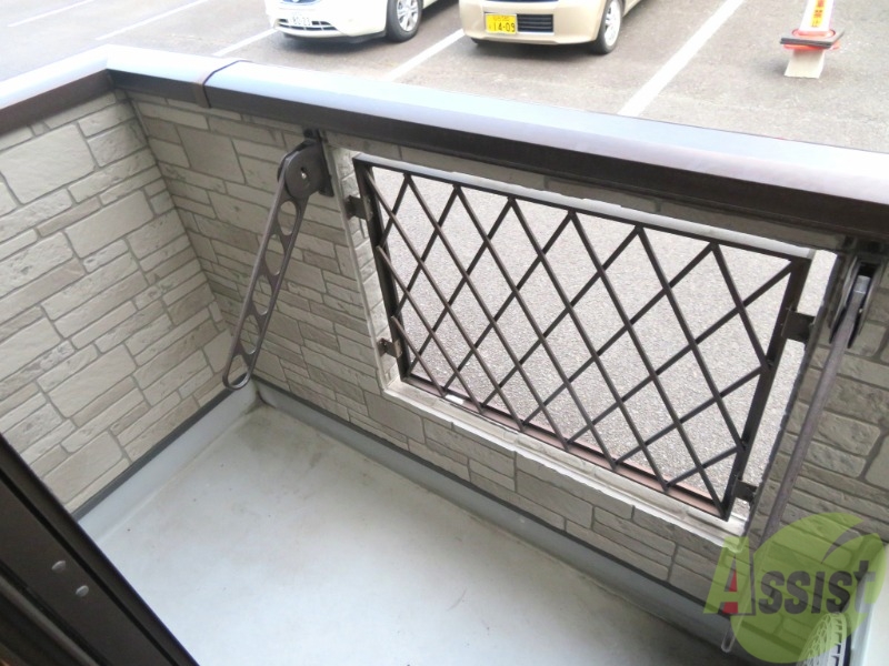 バルコニー　バルコニーは洗濯物を干すのに十分な広さがありますね。