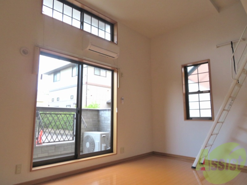 居室・リビング　８．７帖の洋室です。生活のメインとなる部屋ですね。