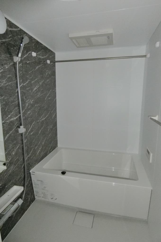 バス・シャワールーム　同型物件の写真です。配色に違いあり