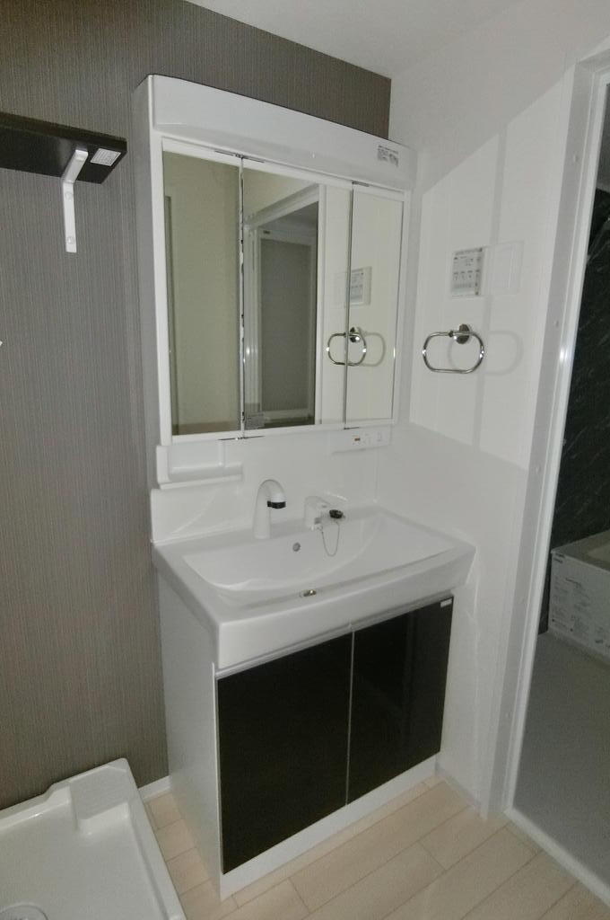 洗面設備　同型物件の写真です。配色に違いあり