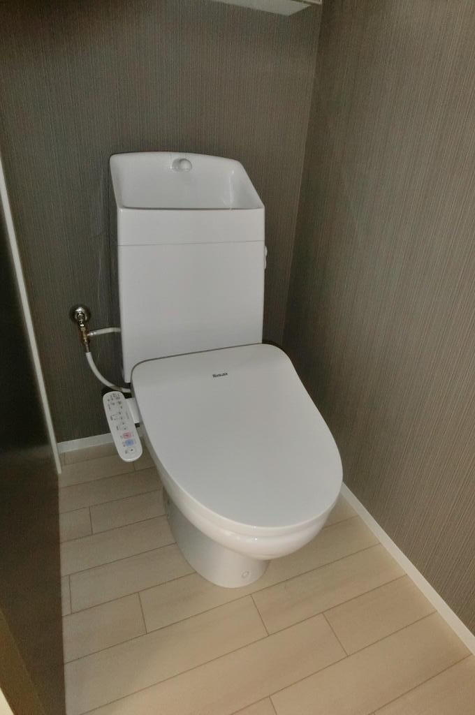 トイレ　同型物件の写真です。配色に違いあり