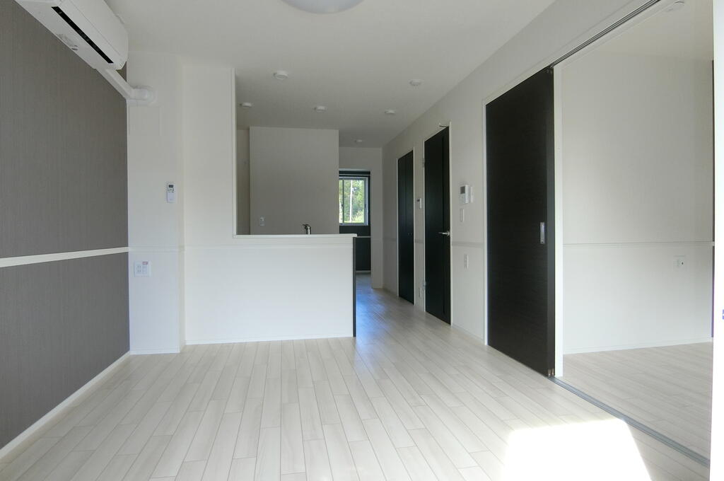 居室・リビング　同型物件の写真です。配色に違いあり