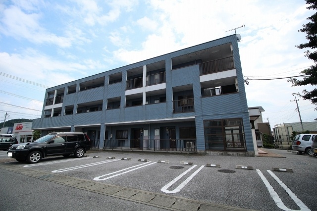 建物外観　３階建てのマンションです
