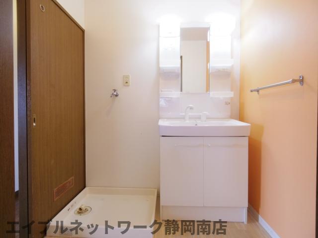 洗面設備　明るい洗面所です