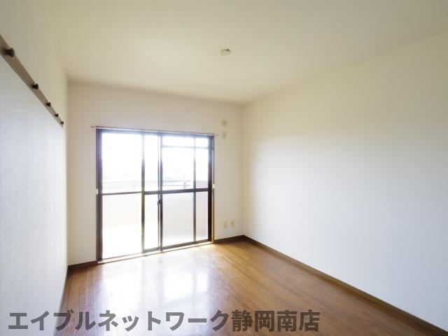 居室・リビング　こちらのリビングで趣味の時間をお楽しみください