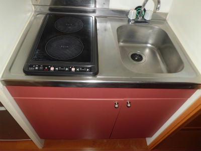 キッチン　2口電気コンロ付きのミニキッチン。