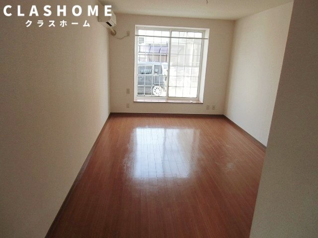 居室・リビング　同物件の別部屋になります。