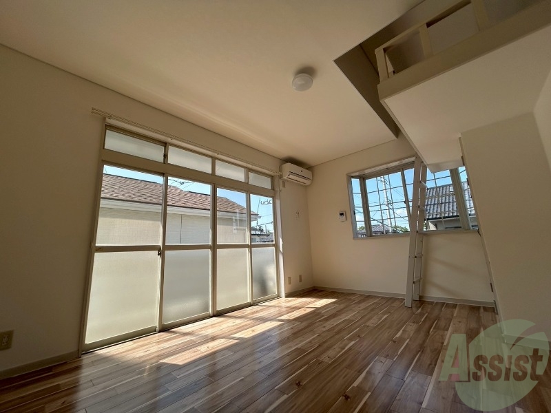 居室・リビング　８．３７帖の洋室です。日当たりも良くシンプルなお部屋です。