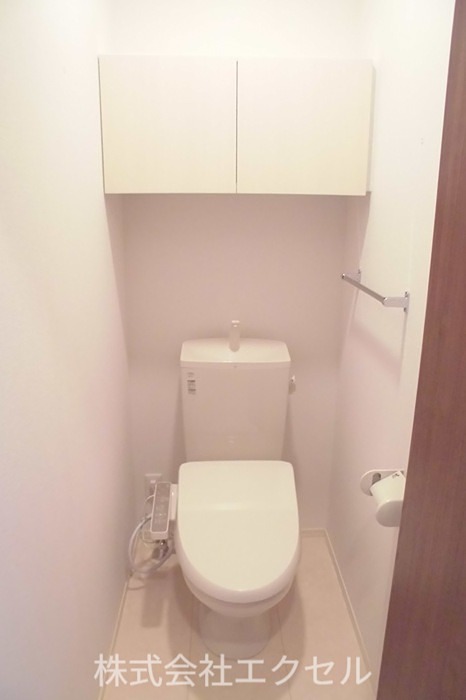 トイレ　温水洗浄便座です。