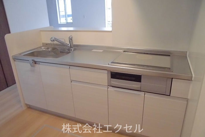 キッチン　２口ＩＨ＋１口ラジエントグリル付のシステムキッチン。