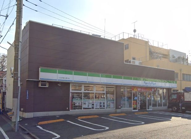 コンビニ　ファミリーマート小豆沢環八通り店（コンビニ）まで210m