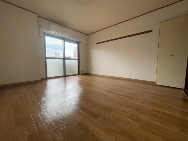 居室・リビング　同物件別号室のものです。