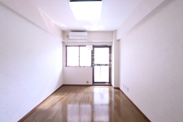 居室・リビング　南東向きなので日当たりが良く日中は照明なしで過ごせます♪