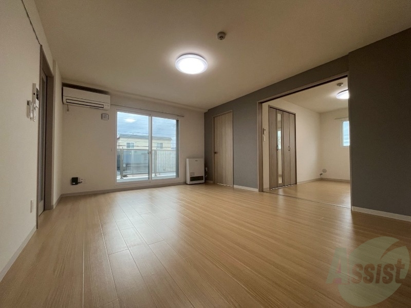 居室・リビング　広くてキレイなお部屋が広がっていて、充実した生活が送れそう。