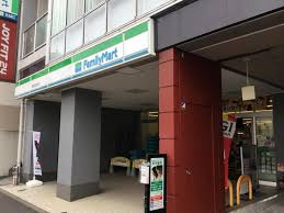 コンビニ　ファミリーマート 新宿信濃町店（コンビニ）まで581m