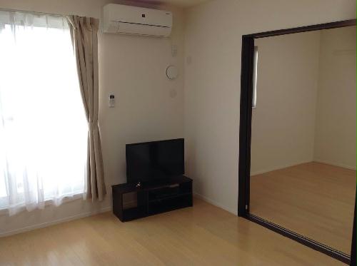 居室・リビング　ダークブラウン基調の部屋で大人のくつろぎ