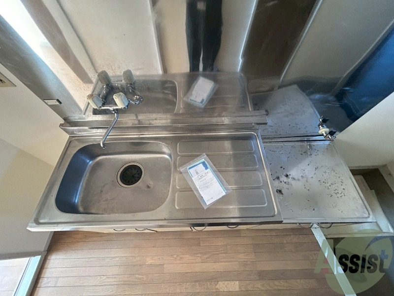 キッチン　広めのキッチンです。コンロを設置して使用してください。