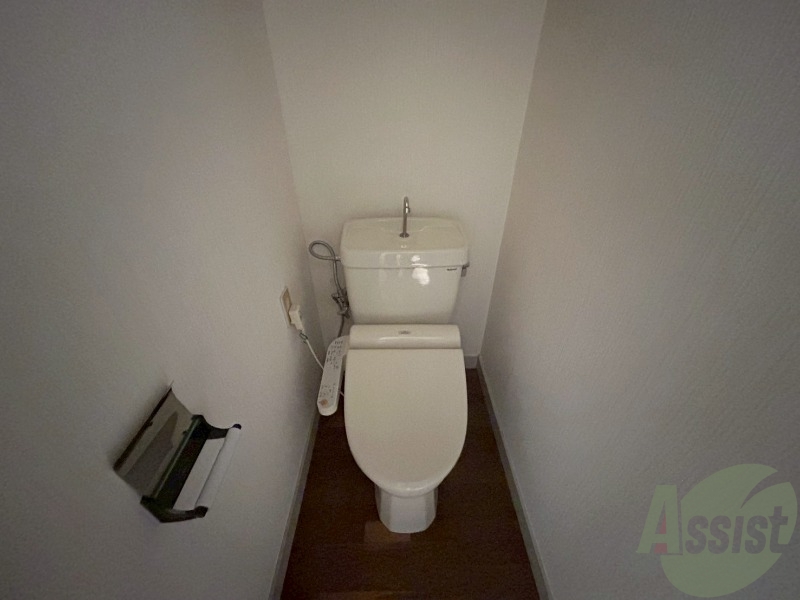 トイレ　温水洗浄便座です。清潔感、広さともに問題無しです。