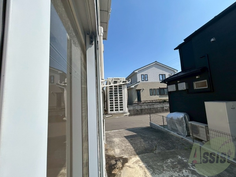 バルコニー　晴れた日は沢山洗濯物を干せそうです。