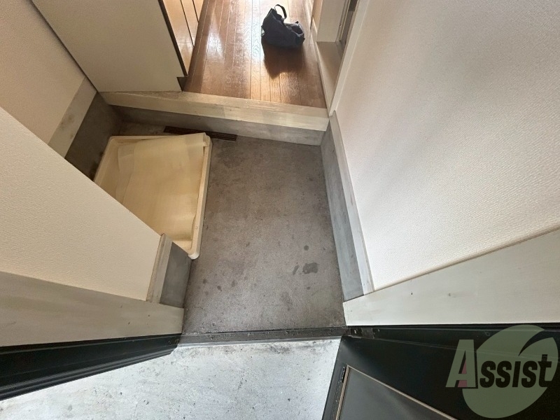 玄関　シンプルな玄関です。立ち回るのに十分なスペースがあります。