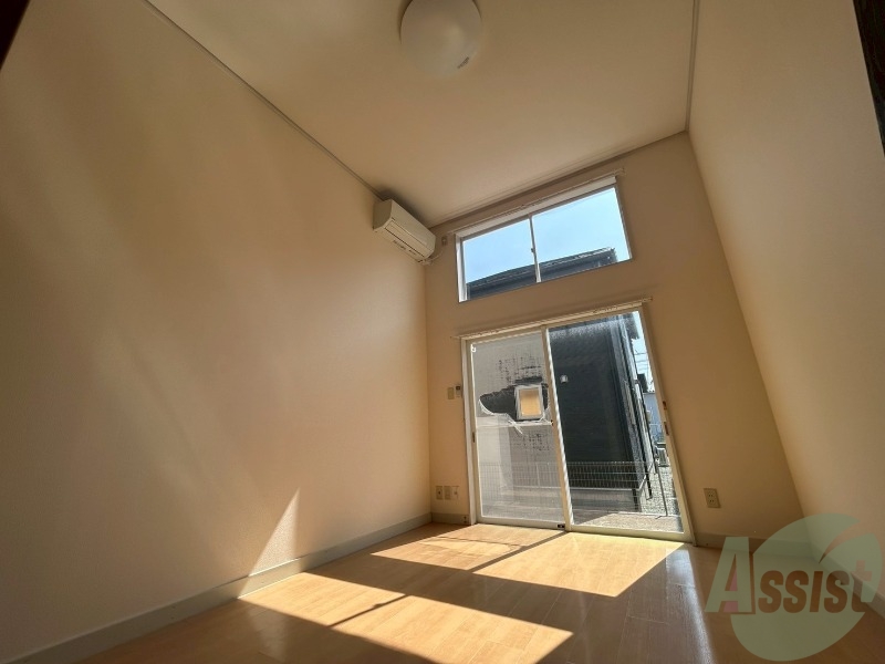 居室・リビング　しっかりと日差しが差し込むお部屋となっております。