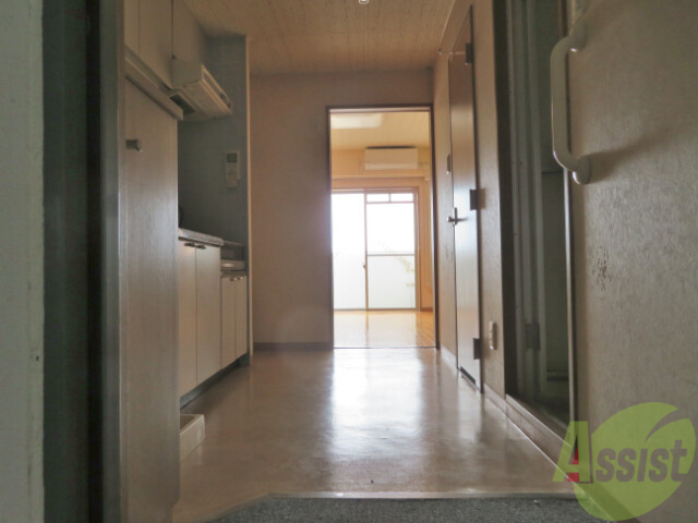 玄関　玄関はフラットな作りになっているので安心ですね。