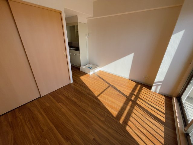 居室・リビング　別部屋同一間取りのお写真となります。