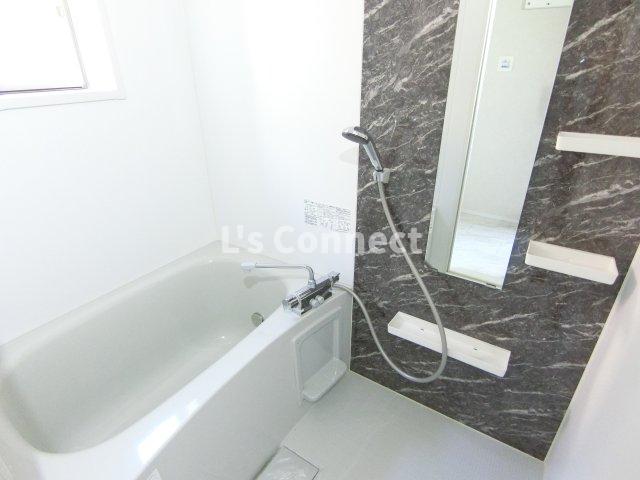 バス・シャワールーム　追焚き、浴室乾燥付きのお風呂。